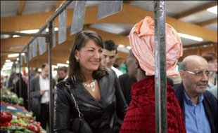 Sylvie Noachovitch, candidate UMP dans la circonscription de Dominique Strauss-Kahn, a été agressée vendredi matin sur un marché de Sarcelles (Val d'Oise) par un homme qui l'a prise par le cou et l'a frappée à l'oreille.