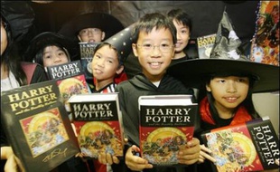 Après des années d'attente fébrile, les millions de fans de Harry Potter ont enfin pu commencer samedi à dévorer la version anglaise du 7e tome de la saga, qui met un point final à cette série culte et scelle le sort de son apprenti-sorcier.