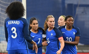 L'équipe de France après le but d'Amandine Henry.