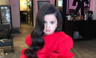 Les styles capillaires de la petite fille sont originaux et impressionnants.