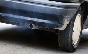 Le pot d'échappement d'une voiture (illustration)