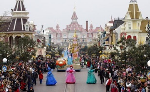 Euro Disney a été condamné jeudi par le tribunal correctionnel de Meaux (Seine-et-Marne) à 150.000 euros d'amende, dont la moitié avec sursis, pour des enquêtes illégales dans les fichiers de police sur ses candidats à l'embauche.