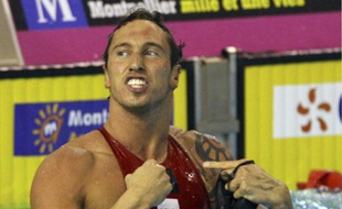 Frédérick Bousquet, après sa victoire sur le 50m nage libre aux championnats de France, à Montpellier, le 26 arvil 2009. Reuters / Stringer France.