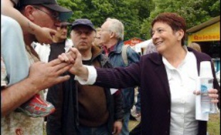 Arlette Laguiller a déclaré que 2007 marquerait sa "dernière candidature" pour l'élection présidentielle, dimanche, lors d'une conférence de presse à Presles (Val d'Oise), en marge de la fête annuelle de Lutte Ouvrière.