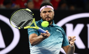 Jo-Wilfried Tsonga face à Novak Djokovic à l'Open d'Australie, le 17 janvier 2019.