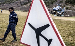 Un hélicoptère de la gendarmerie transportant des secouristes décolle de Seyne-les-Alpes, dans les Alpes-de-Haute-Provence, le 24 mars 2015