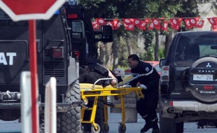 Une personne blessée lors de l'attentat contre le musée du Bardo à Tunis, le 18 mars 2015