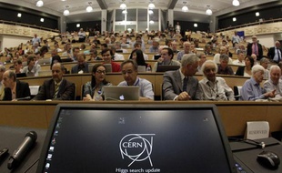 Le public attend les révélations du Cern sur le boson de Higgs, à Meyrin (Suisse), le 4 juillet 2012.