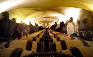 La vente des vins des Hospices de Beaune, dont la 150e édition a lieu dimanche, s'ouvre aux particuliers qui peuvent mutualiser l'achat d?une pièce (fût de 228 litres), dont le vin, une fois mis en bouteille, est réparti en fonction de la participation de chacun.