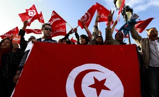 Plusieurs milliers de personnes manifestaient mercredi à l'occasion d'une grève générale à Gafsa, dans le centre de la Tunisie, et de brefs heurts ont opposé quelques dizaines d'entre eux à la police