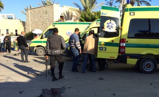 Des secouristes et des forces de sécurité se tiennent près d'ambulances ambulances devant le lieu d'une attaque à El-Arish, dans le Sinai, le 24 novembre 2015.