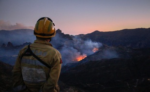 La progression de l'incendie qui ravage depuis samedi l'île espagnole de Grande Canarie a ralenti dans la nuit de lundi à mardi grâce à la diminution du vent.