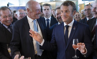 A Anglet en août 2019 pendant le G7, le président de la République, Emmanuel Macron, tient un verre de vin aux côtés d'Alain Rousset.