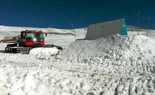 Aux 2-Alpes, les engins étaient à l'œuvre pour préparer le module de snow.