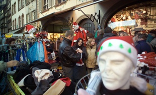 Des Strasbourgeois en plein shopping de Noël, le 23 avril 2013.