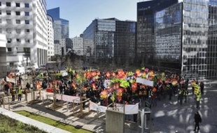 Rassemblement des salariés, hier, devant le siège social du groupe Total à La Défense.