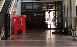 Dans la gare Saint-Roch de Montpellier absolument déserte, un SDF a trouvé refuge avec son chien.