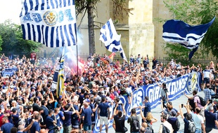 Des supporteurs des Girondins de Bordeaux manifestent devant la mairie de la ville, le 27 juin 2020.