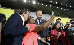Edouard Philippe tout sourire (forcé) avec des militants.