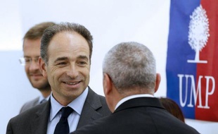 Deux jours après le meeting réussi du Bourget de François Hollande, la stratégie d'attaques ad hominem contre le candidat socialiste a suscité critiques et doutes dans les rangs de l'UMP, qui a tenté de remobiliser ses troupes.