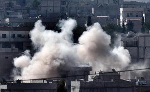 De la fumée s'élève le 5 octobre 2014 au dessus de Kobané cible de frappes aériennes des Etats-Unis et de leurs alliés