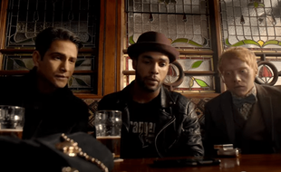 Albert (Luke Pasqualino), Billy (Lucien Laviscount) et Charlie (Rupert Grint) dans la première saison de «Snatch», diffusée sur la plateforme de streaming Cackle, à partir du 16 mars 2017 / Capture d'écran - YouTube