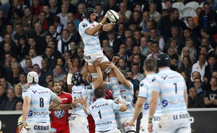 Une touche jouée par le Racing 92 lors d'un match au stade Pierre-Mauroy en 2014