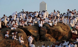 Plus de deux millions de musulmans se sont rassemblés lundi sur le Mont Arafat, moment fort du pèlerinage annuel de La Mecque, au lendemain des assurances données par Al-Qaïda sur son opposition à toute attaque contre le hajj.