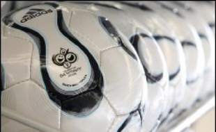 L'équipementier sportif allemand Adidas a déjà réalisé un chiffre d'affaires de 1,2 milliard d'euros cette année avec ses articles de football, a-t-il annoncé mercredi lors d'une conférence de presse à Berlin, alors que le Mondial-2006 bat encore son plein.