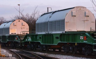 Un convoi ferroviaire de déchets nucléaires italiens, qui a quitté Vercelli dans le Piémont italien dans la nuit de lundi à mardi, est passé dans la matinée côté français pour être acheminé jusqu'à La Hague (Manche), a-t-on appris auprès de la gendarmerie.