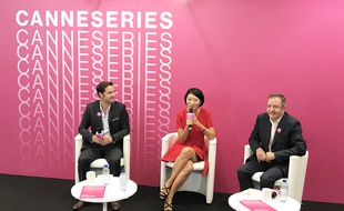 Fleur Pellerin avec le directeur de Cannes Series Benoît Louvet et Albin Lewi, son directeur artistique