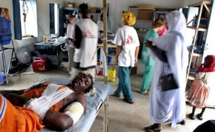 Des humanitaires de Médecins sans frontières dans une clinique au darfour en octobre 2004.