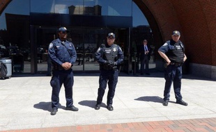 La police a annoncé mercredi avoir arrêté trois étudiants, amis du suspect de l'attentat de Boston Djokhar Tsarnaev, qui ont été accusés d'entrave à la justice pour avoir récupéré dans sa chambre son ordinateur et son sac à dos, trois jours après le drame.
