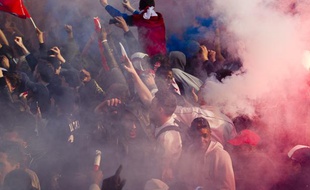 Le public parisien attendait les joueurs du PSG pour la remise du trophée de champion de France mais la fête rapidement dégénéré dans le quartier des Champs-Élysées à Paris, le 13 mai 2013.