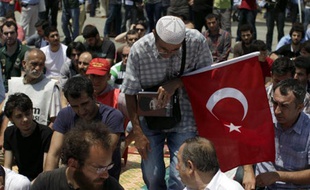 Un manifestant arrive au parc Guezi, près de la place Taksim à Istanbul, pour la prière du vendredi, le 7 juin 2013.