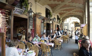 La terrasse d'un café, place des Vosges, à Paris, le 12 juillet 2013