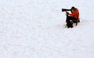 Un paparazzi fait le guet devant le chalet du réalisateur Roman Polanski à Gstaad, Suisse, le 6 décembre 2009.