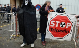 Des personnes venues soutenir des militants de Greenpeace jugés le 14 janvier 2014 à Valence pour s'être introduits dans la centrale du Tricastin