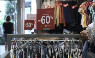 Une hausse des prix des produits manufacturés a été constatée après les soldes d'été.