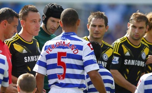 Le défenseur Anton Ferdinand (de dos) refuse de serrer la main de John Terry, lors du match QPR - Chelsea, le 15 septembre 2012 à Londres.