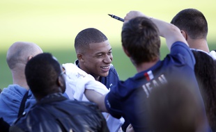 Le joueur Kylian Mbappé avec des fans, le 8 octobre 2018 à Clairefontaine