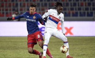 Le Lyonnais Bertrand Traoré sur la pelouse du CSKA Moscou.