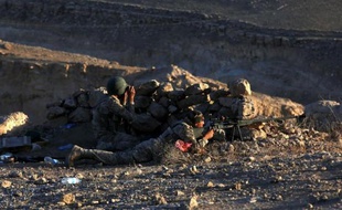 Des peshmergas prennent position à Makhmur (280 km au nord de Bagdad), lors d'affrontements avec des jihadistes de l'EI, le 9 août 2014