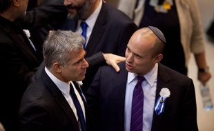 Netanyahu a signé l'accord sur la formation du gouvernement avec le parti Yesh Atid (centre droit) et celui du Foyer juif (droite nationaliste religieuse). Yaïr Lapid, le leader de Yesh Atid ("Il y a un avenir"), parti d'inspiration laïque et libérale a réalisé une percée aux législatives du 22 janvier au nom des classes moyennes, avec 19 élus.