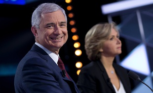 Claude Bartolone et Valerie Pecresse lors d'un débat le 9 décembre 2015 diffusé sur ITélé et Europe 1. AFP PHOTO / KENZO TRIBOUILLARD.