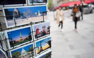Paris le 13 avril 2011. Av des Champs Elysees. Cartes postales sur un presentoir. Tourisme.