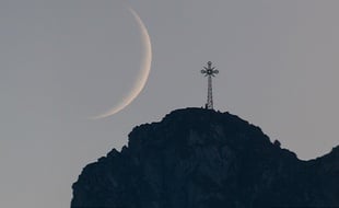 La croix située en haut du mont Giewont, du côté polonais des monts Tatras.