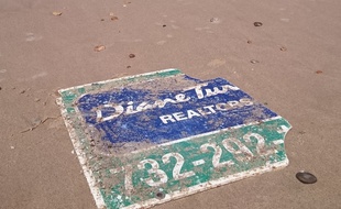 Le panneau de l'agence immobilière du New Jersey a été retrouvé sur une plage du Médoc