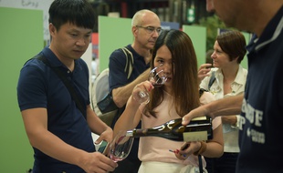 La 19e édition de Vinexpo se tient jusqu'à mercredi.