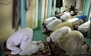 Des musulmans prient à la nouvelle mosquée de Strasbourg, qui a ouvert ses portes le 1 août 2011 pour le debut du jeûne du Ramadan.